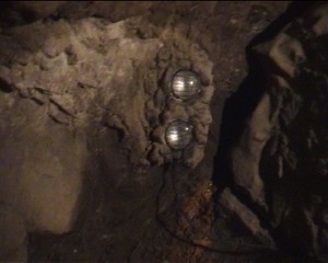 fari accecatori mimetizzati nella roccia